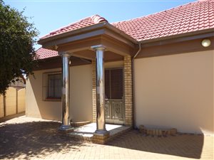 4 Bed House in Robertsham