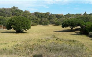 992 m² Land available in Hersham