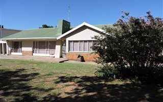 9 Bedroom House in Universitas