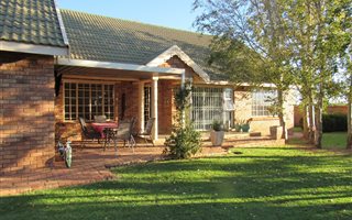 3 Bedroom Townhouse in Langenhoven Park