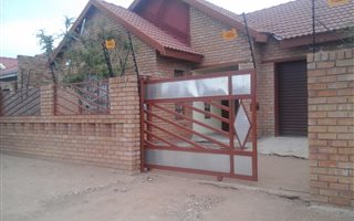 3 Bedroom House in Mahlasedi Park