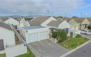 3 Bedroom House in Sunningdale
