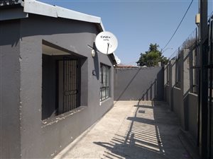 10 Bed House in Jan Hofmeyer