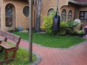 5 Bed House in Dewalt Hattingh Park
