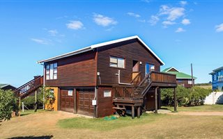 4 Bedroom House in Boggomsbaai