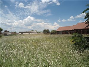 760 m² Land available in Lourierpark