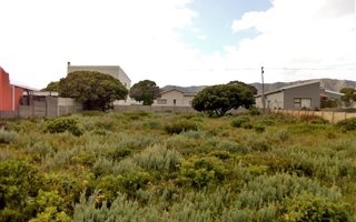 595 m² Land available in De Kelders