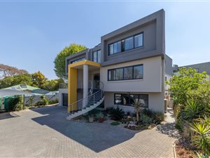 4 Bed House in Bryanston West