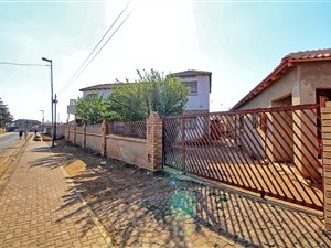 10 Bed House in Moroka
