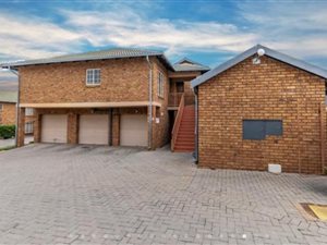 2 Bed Townhouse in Rooihuiskraal North