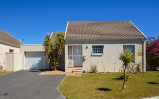 3 Bedroom House in Sunningdale