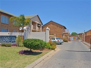 2 Bed Flat in Rooihuiskraal North