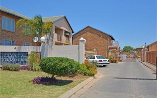 2 Bedroom Flat in Rooihuiskraal North