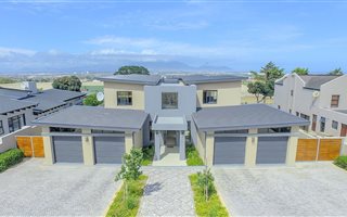 5 Bedroom House in Plattekloof
