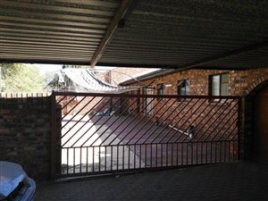4 Bed House in Helikon Park