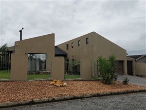 6 Bed House in Loerie Park