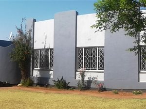 4 Bed House in Helderkruin