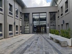 166 m² Office Space in Strubens Valley