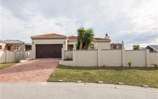 4 Bedroom House in Kragga Kamma