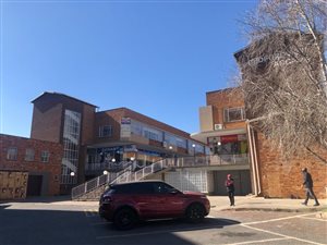 90 m² Commercial space in Bedford Gardens