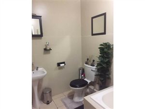 2 Bed Flat in Lombardy East