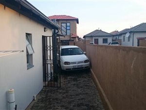 2 Bed House in Clayville