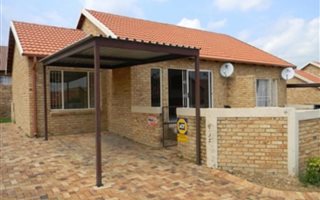 2 Bedroom House in Kosmosdal