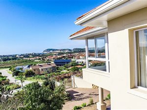 4 Bed House in Robberg Ridge