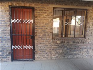 2 Bed House in Clayville