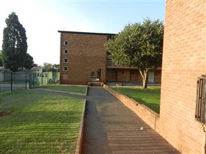 2 Bedroom Flat in Crown Gardens