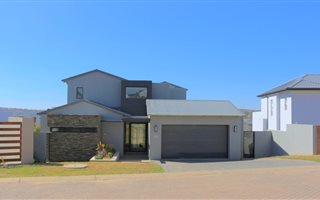 6 Bedroom House in Helderfontein Estate