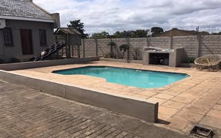 8 Bedroom House in Wild En Weide