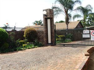 3 Bed Apartment in Doornpoort and surrounds