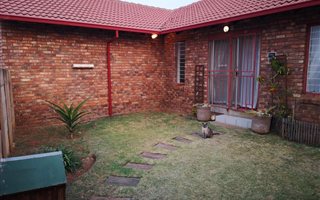 2 Bedroom Townhouse in Rooihuiskraal North
