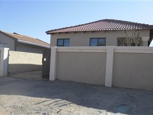 4 Bed House in Protea North