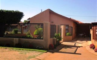 2 Bedroom House in Nellmapius