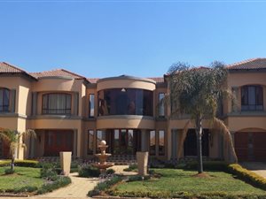 6 Bed House in Pebble Rock