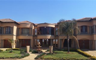 6 Bedroom House in Pebble Rock