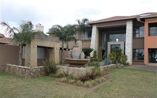 8 Bedroom House in Parkrand