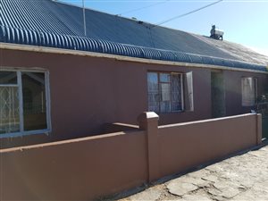 7 Bedroom Duplex in Uitenhage Central