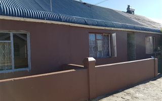 7 Bedroom Duplex in Uitenhage Central
