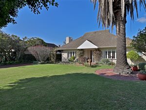 4 Bed House in Bergvliet