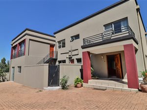 4 Bed House in Lakeside
