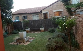 2 Bedroom Townhouse in Die Hoewes