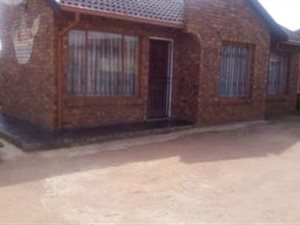 2 Bed House in Etwatwa