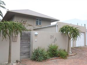 4 Bedroom House in Kommetjie