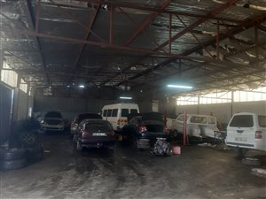 195 m² Commercial space in Akasia
