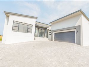 4 Bed House in Oubaai and surrounds
