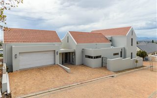 4 Bedroom House in Ruitershoogte