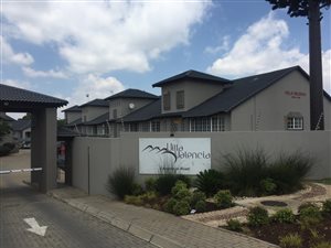 100 m² Commercial space in Glen Marais